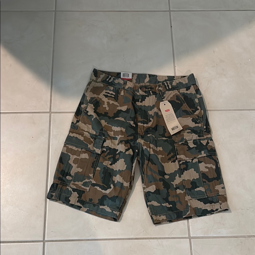 NWT $50 Levi’s men’s cargo camo shorts sz 29 1414